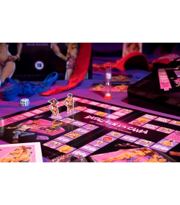 BATAILLE DE JEU ÉROTIQUE DANS LE LIT ANGLAIS